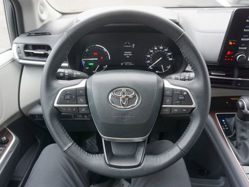 Used 2024 Toyota Sienna XLE w/ XLE Plus Package image 3