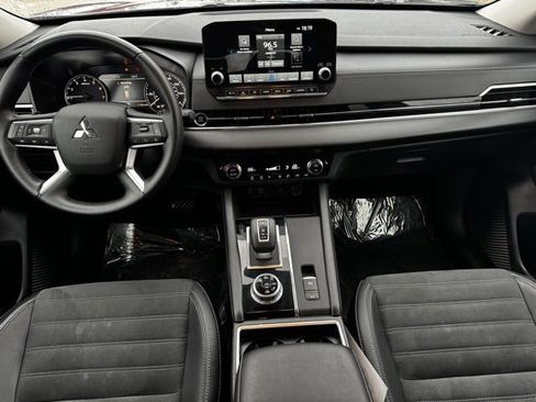 Used 2024 Mitsubishi Outlander SE image 9