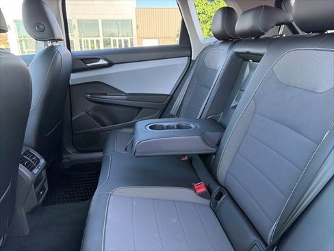 Used 2022 Volkswagen Taos SE w/ Panoramic Sunroof Package image 32