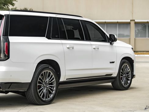 Used 2024 Cadillac Escalade ESV V AWD/4WD image 19
