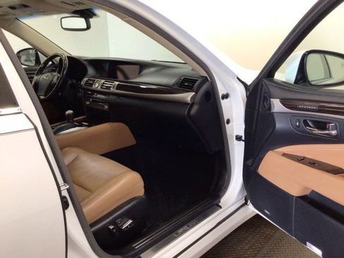 Used 2013 Lexus LS 460 w/ Comfort Pkg RWD image 9