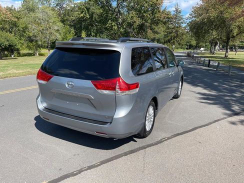 Used 2012 Toyota Sienna XLE image 20