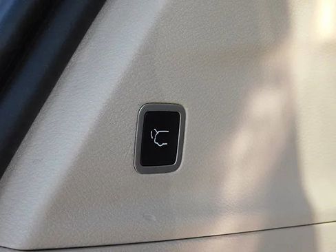 Used 2023 Chrysler Pacifica Touring-L FWD image 9