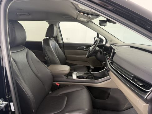 Used 2025 Kia Carnival FWD image 10