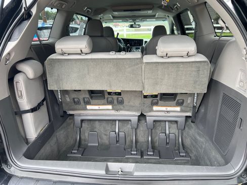 Used 2017 Toyota Sienna XLE Premium w/ Protection Package FWD image 12