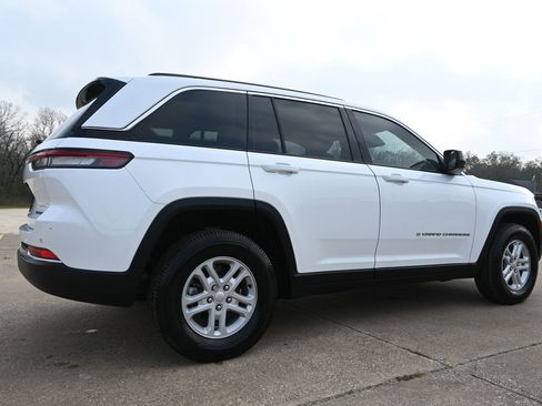 Used 2023 Jeep Grand Cherokee Laredo w/ Luxury Tech Group I image 3