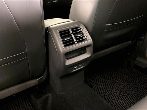 Used 2025 Volkswagen Tiguan SE AWD/4WD image 34