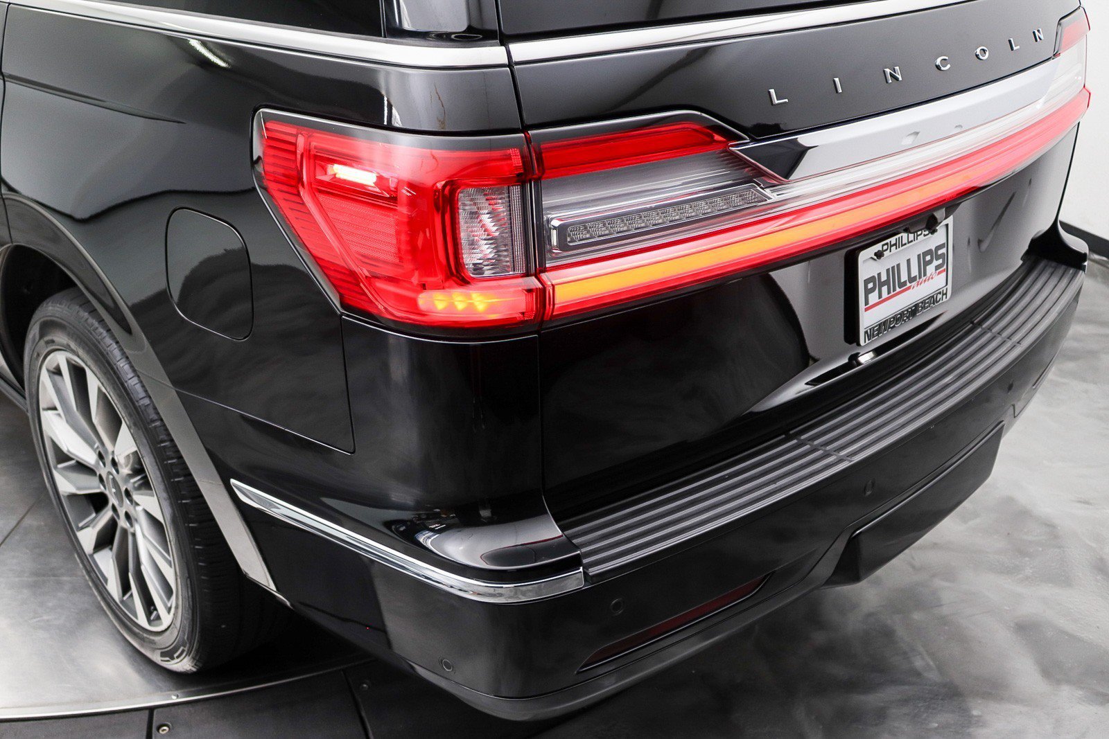Used 2018 Lincoln Navigator Select w/ Technology Package RWD image 12