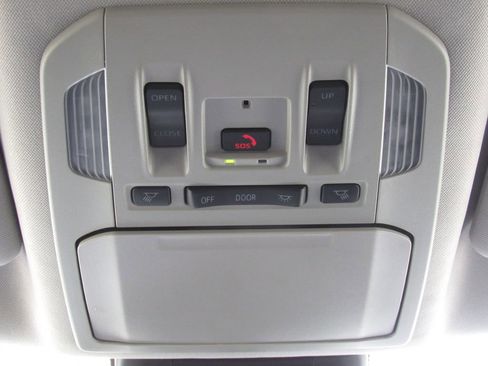 Used 2024 Toyota Highlander XLE AWD/4WD image 29