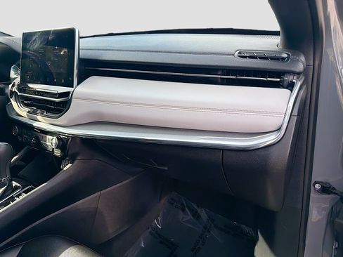 Used 2024 Jeep Compass Limited image 32