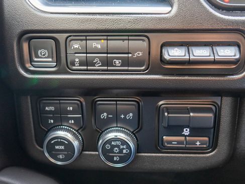 Used 2022 GMC Yukon XL AT4 w/ AT4 Premium Plus Package image 22