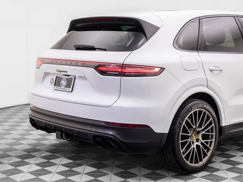 Certified 2022 Porsche Cayenne Platinum Edition image 38