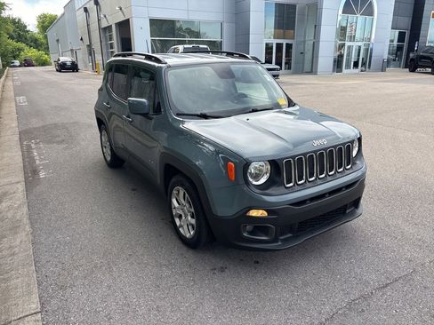 Used 2018 Jeep Renegade Latitude FWD image 7