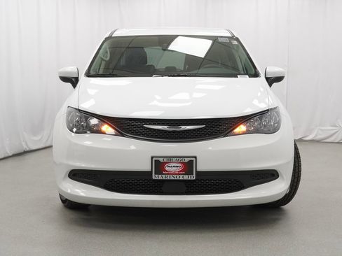 Used 2023 Chrysler Voyager LX image 7