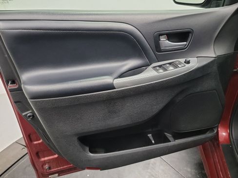 Used 2015 Toyota Sienna SE Premium image 13