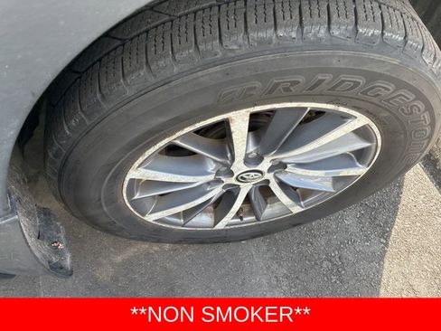 Used 2019 Toyota Highlander XLE AWD/4WD image 2