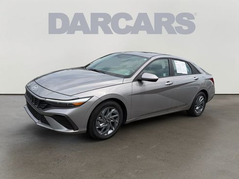 Used 2024 Hyundai Elantra SEL FWD image 3