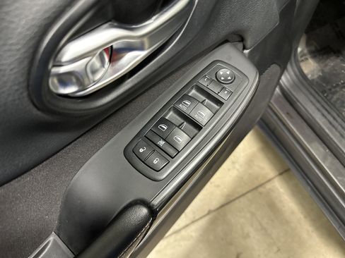 Used 2015 Jeep Cherokee Latitude w/ Cold Weather Group image 15