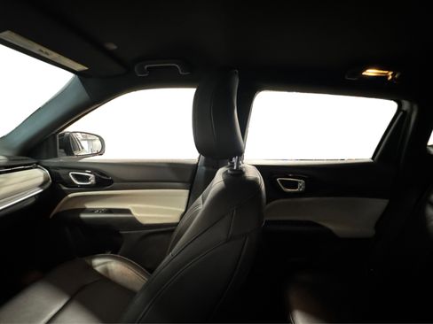 Used 2025 Jeep Compass Limited image 40