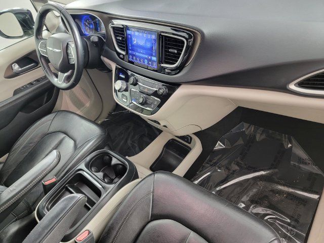 Used 2017 Chrysler Pacifica Touring-L FWD image 19