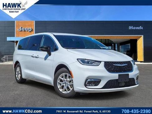 Certified 2025 Chrysler Pacifica Select FWD image 1