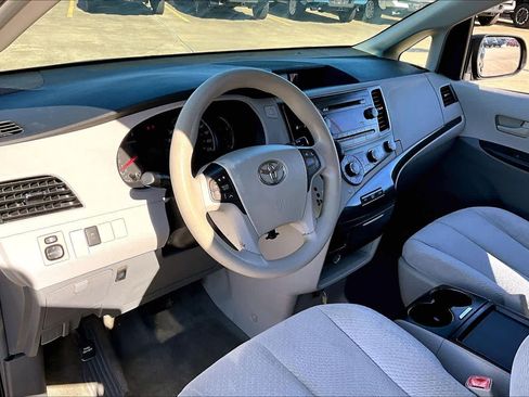 Used 2011 Toyota Sienna LE image 18