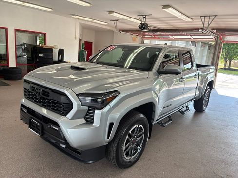 Used 2024 Toyota Tacoma TRD Sport w/ TRD Sport Premium Package AWD/4WD image 3