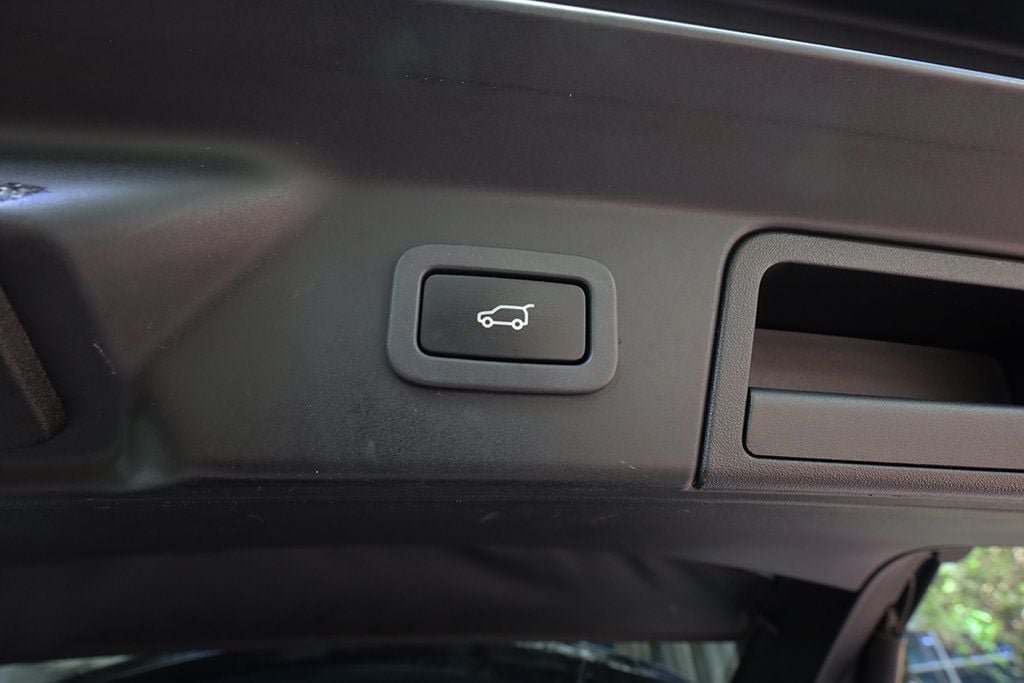 Used 2022 Land Rover Range Rover Velar R-Dynamic S AWD/4WD image 35