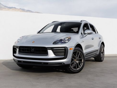 Certified 2026 Porsche Macan AWD/4WD image 1