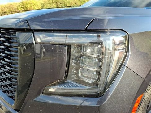 Used 2023 GMC Yukon SLT w/ SLT Luxury Package AWD/4WD image 3