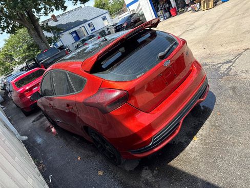 Used 2018 Ford Focus ST w/ Equipment Group 402A FWD image 4