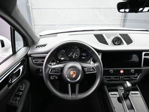 Certified 2025 Porsche Macan image 18