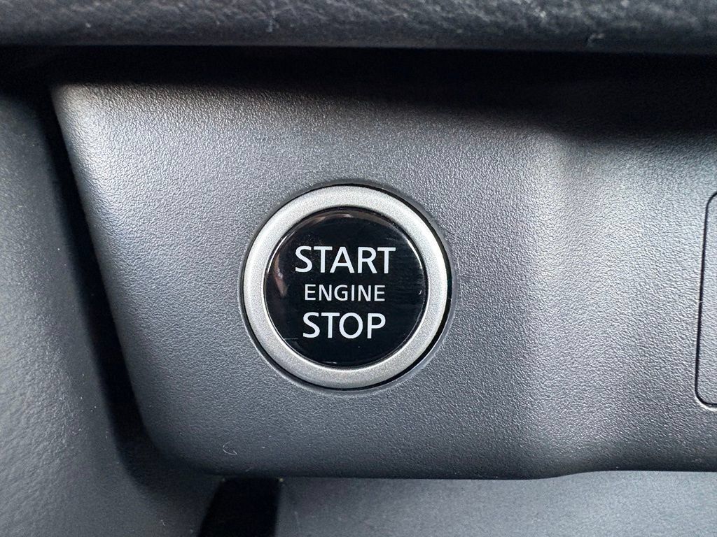 Used 2023 Nissan Rogue S AWD/4WD image 35