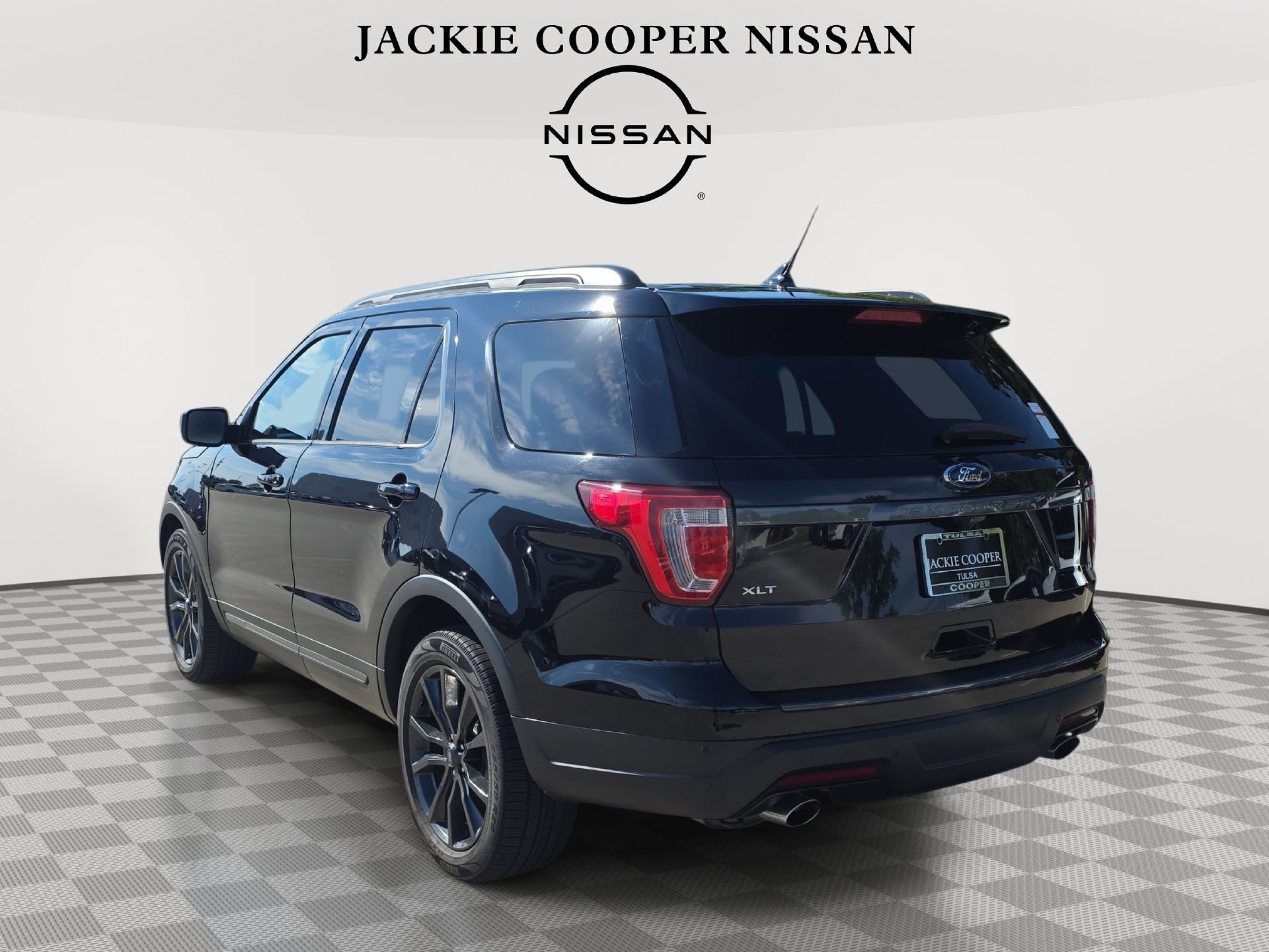 Used 2019 Ford Explorer XLT w/ Equipment Group 202A FWD image 7
