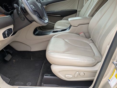 Used 2017 Lincoln MKC Select w/ Select Plus Package FWD image 9