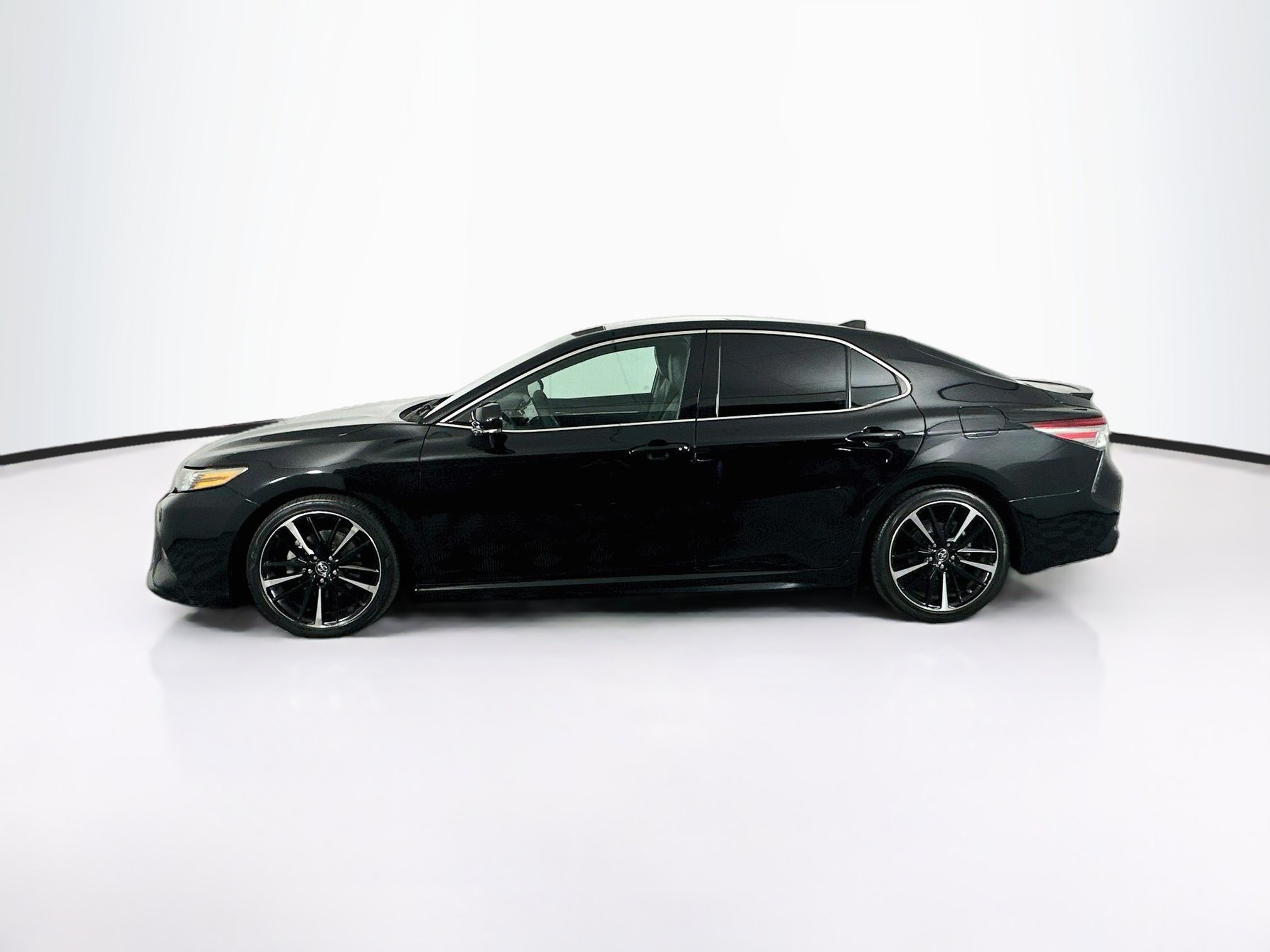 Used 2019 Toyota Camry XSE FWD image 4