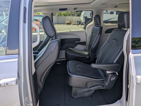 Used 2024 Chrysler Pacifica Limited FWD image 30
