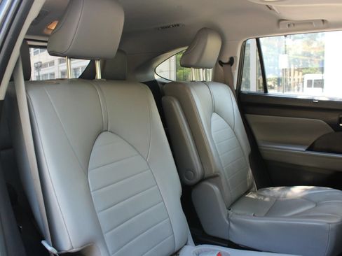 Used 2021 Toyota Highlander XLE AWD/4WD image 23
