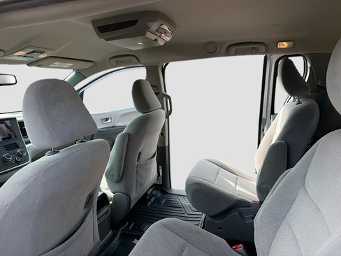 Used 2017 Toyota Sienna LE AWD/4WD image 6