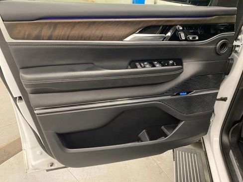 Used 2023 Jeep Grand Wagoneer L Series II AWD/4WD image 27