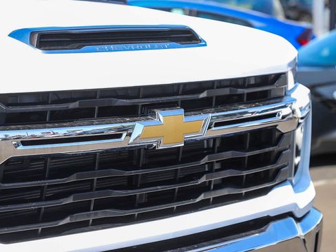 Used 2025 Chevrolet Silverado 2500 LT w/ Convenience Package AWD/4WD image 5