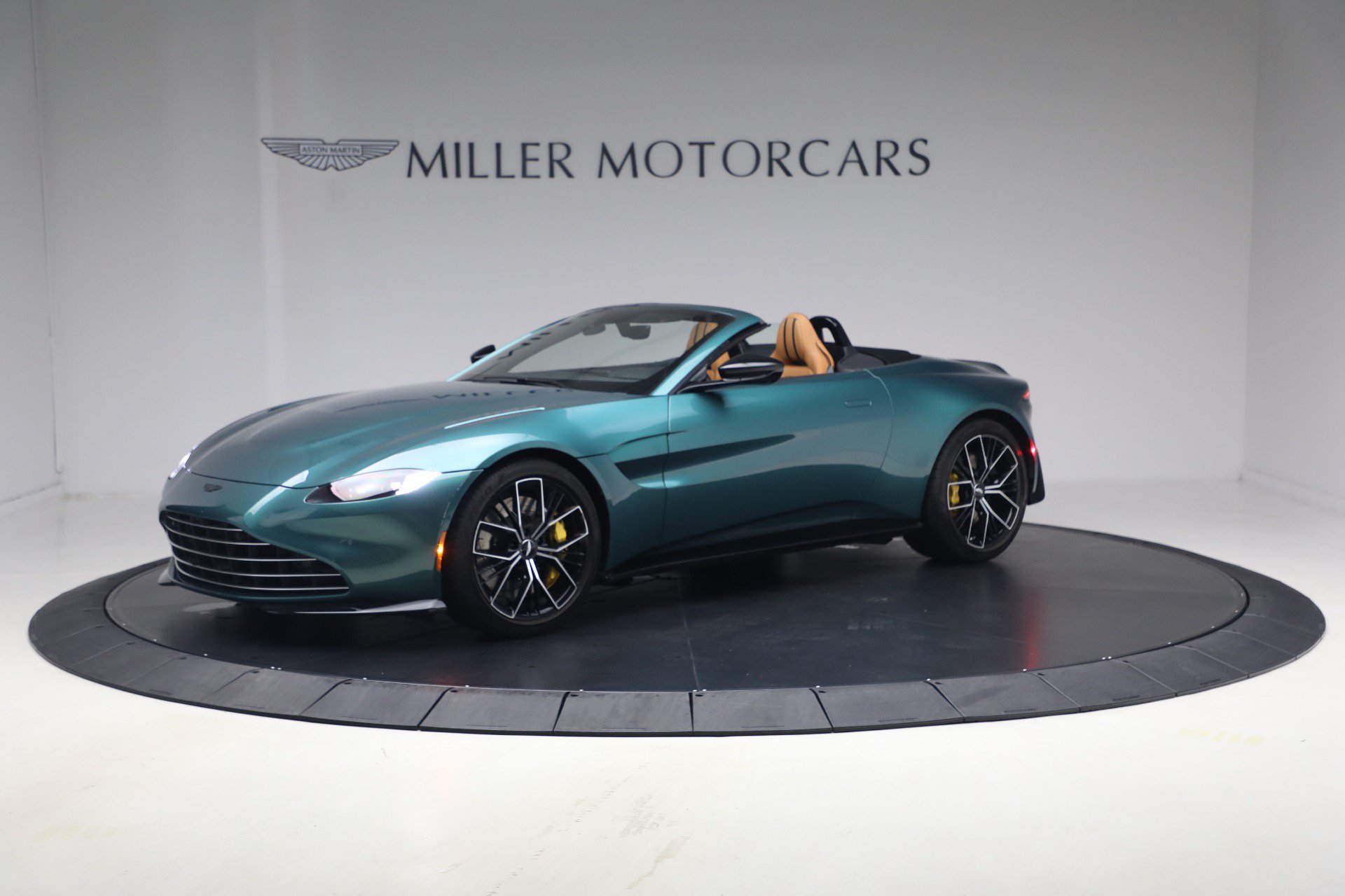 Used 2023 Aston Martin V8 Vantage Roadster RWD image 2