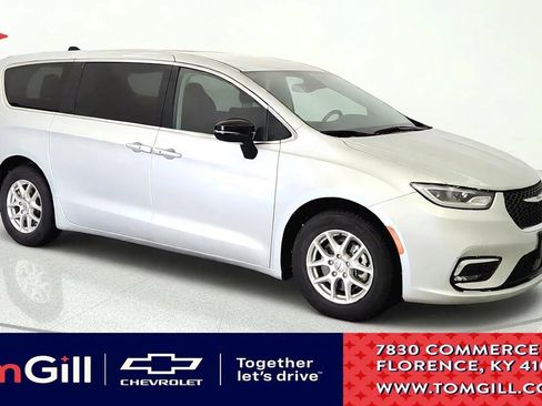 Used 2024 Chrysler Pacifica Touring-L FWD image 1
