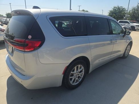 Used 2023 Chrysler Pacifica Touring-L FWD image 3