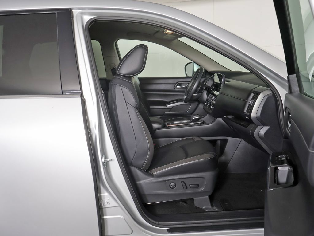 Used 2023 Nissan Pathfinder SL AWD/4WD image 30