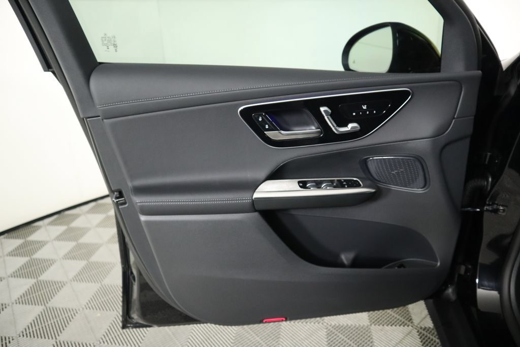 Used 2025 Mercedes-Benz GLC 300 image 24