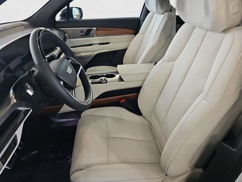 New 2026 Cadillac Vistiq Luxury w/ LPO, Floor Liner Package image 17