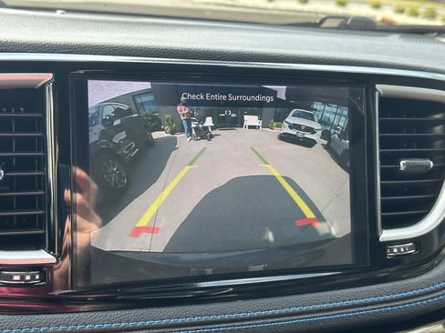 Used 2021 Chrysler Pacifica Touring-L image 2