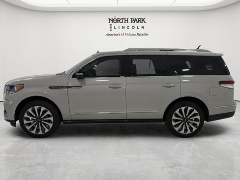 Used 2023 Lincoln Navigator Reserve AWD/4WD image 2
