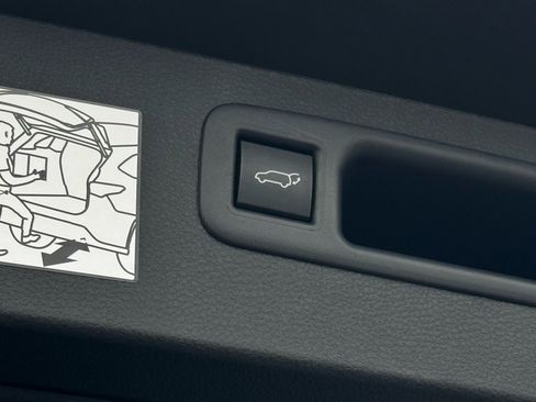 Used 2024 Toyota Highlander Limited image 13